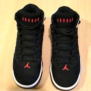 Jordan Aura Black/Red sz 4.5Y